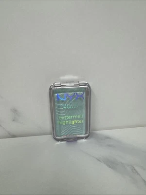 Iluminador NYX Edición Limitada Buttermelt Tono Butta Como Nuevo Verde Como Nuevo 0.17oz. Foto 1 de 4