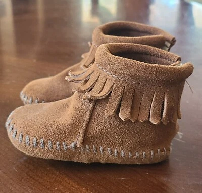 Botín de cuero Minnetonka marrón gamuza flecos espalda solapa infantil talla 2 zapato suave Foto 1 de 4