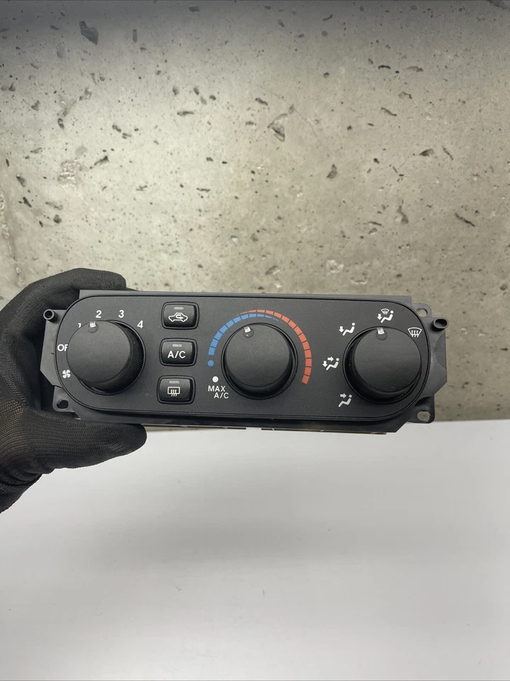 2004-2008 Mitsubishi Galant ES OE Temperature Climate Control Module Mr958449 - Image 1 of 4