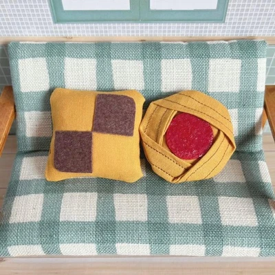 Cuscini per biscotti in miniatura fatti a mano, set di 2 - Immagine 1 di 4