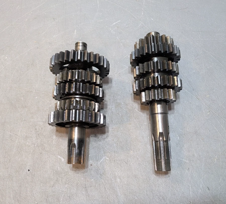 Contador de transmisión ciclónico Suzuki TM400 eje de transmisión principal y engranajes Foto 1 de 4