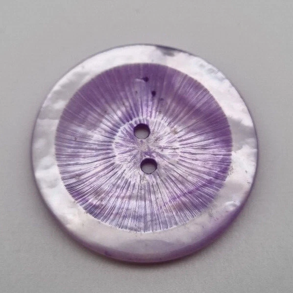 Zart violetter Perlmutt Knopf 23-28 mm Ziseliert / Mother-of-Pearl Button E22 - Bild 1 von 1