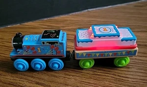 Coche de carga de cumpleaños Thomas & Cake ferrocarril de madera Thomas el tren motor amigos - Imagen 1 de 24