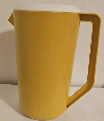  Jarra Rubbermaid 2-1/4 cuartos amarillo mostaza con tapa blanca de colección Foto 1 de 4