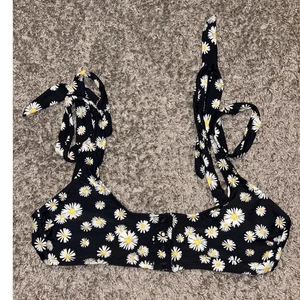 No Boundaries Daisy Bikini Oberteil Bindebänder schwarz Blumen Schwimmen Sommer L - Bild 1 von 6