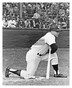 MICKEY MANTLE NEW YORK YANKEES BASEBALL PLAYER KNEELING 8X10 PHOTO - Picture 1 of 4