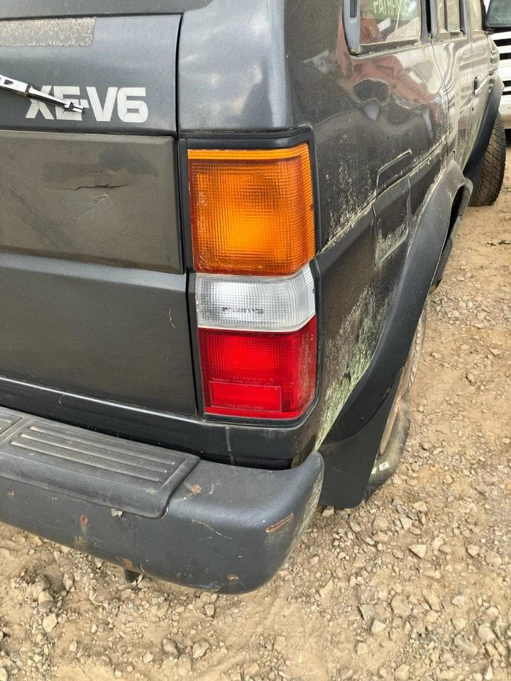 Luz trasera derecha Nissan Pathfinder 1993; OEM Foto 1 de 1