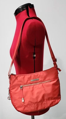 NUEVO SIN ETIQUETAS Bolso Bandolera Hedgren Rojo Nylon RFID Hombro Foto 1 de 4