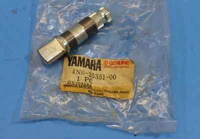 Eixo de comando YAMAHA 1987 TT225 NOVO EM FOLHA FABRICANTE DE EQUIPAMENTO ORIGINAL / 5U7-25351-00-00 - Imagem 1 de 4