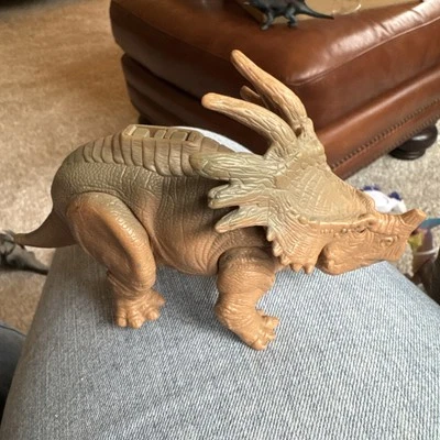 Figura de dinosaurio Eema el Styracosaurus McDonalds McDonalds de Disney de colección 2000 Foto 1 de 4