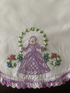 Liebling Vintage Läufer mit Hand Emb lila SOUTHERN BELLE & Häkelborte ~ 15” x 39” - Bild 1 von 7