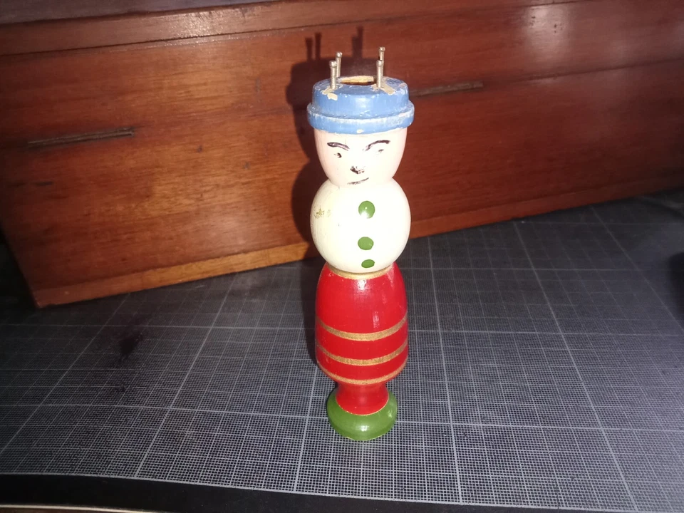 Ancien TRICOTIN en bois - Robe rouge & pied vert - H : 12 cm - Photo 1/4