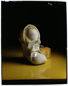 Scarpa bambino bambola carina scivolo trasparenza colori 8x10" art anni 80 - Foto 1 di 1