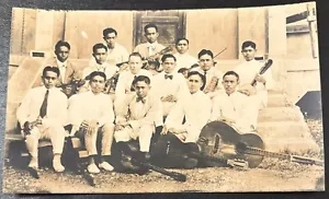 ECHTFOTO POSTKARTE RPPC ~ 12 JUNGE ASIATISCHE MÄNNER - GITARRE BANJO MANDOLINE - MUSIK MUSIKER - Bild 1 von 3