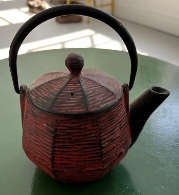 Тяжелый старинный японский железный чайник красный с паутиной рельеф дизайн подписанный - Изображение 1 из 4