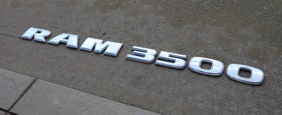 Dodge Ram 3500 emblema letras insignia calcomanía logotipo puerta lateral puerta trasera OEM genuino Foto 1 de 1