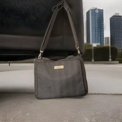 Bolso de Pañales Ju-Ju-Be Bebé Modelo "Reina" Blanco y Negro Chevron Dorado Herrajes Foto 1 de 4