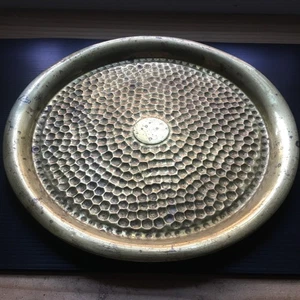 Vintage 50er Jahre gehämmert Waben Grübchen massiv Messing Servicetablett 13"D - Bild 1 von 5