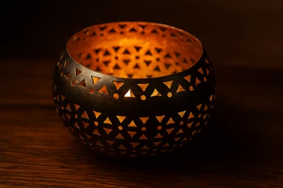 Candelabro de candelabro Indian Handicraft negro y dorado - 5,2 x 5,2 x 4 pulgadas Foto 1 de 4