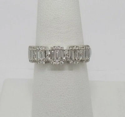 Anillo de compromiso baguette redondo de 3 quilates enchapado en oro blanco de 14 quilates con diamantes simulados Foto 1 de 3