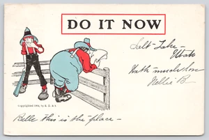 1904 Sculacciate Paddle 'Fallo Ora' Agricoltori alla Recinzione, Cartolina, Big Butt Humor - Foto 1 di 3