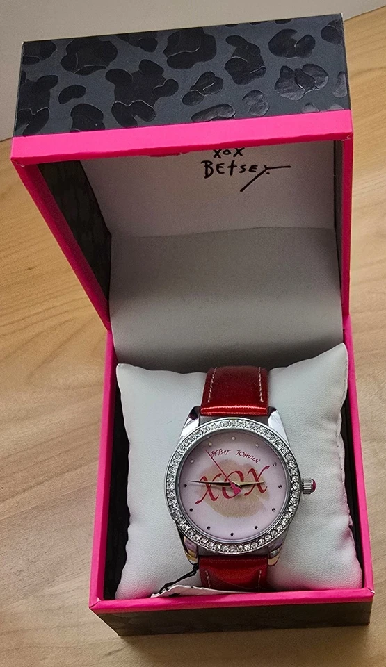 Reloj Betsey Johnson XOX #13 Labios Precio de venta sugerido por el fabricante 85 USD Nuevo con etiquetas Foto 1 de 1