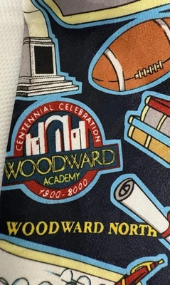 Corbata Woodward Academy (GA) celebrando 100 años con icónicos monumentos del campus Foto 1 de 4