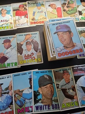 Tarjetas de béisbol Topps 1967 - 125 diferentes - con cara de Jim Brewer y Roy Foto 1 de 4