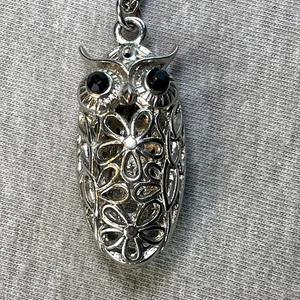 Silberfarbene Eulen Halskette Boho Halloween schwarze Augen hohl 3-D Blumen hohl - Bild 1 von 5