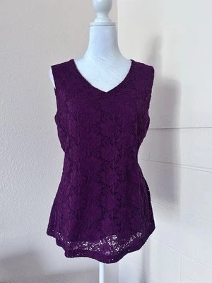Croft & Barrow Mujer Borgoña Encaje Sin Mangas Cuello en V Talla M Top Coqueta Caprichoso Foto 1 de 4