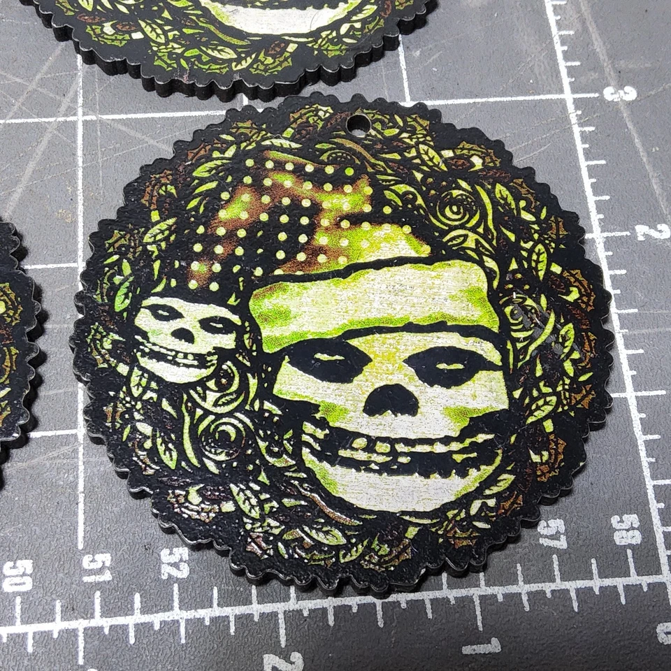 Chapéu de Papai Noel carmesim crânio grinalda ornamento corte a laser Natal punk arte gótica - Imagem 1 de 4