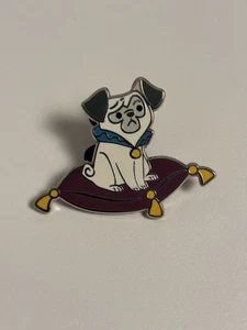 Prendedor misterioso de los parques de Disney 2021 me encanta mi Disney Dogs Pocahontas Percy en almohada - Imagen 1 de 6