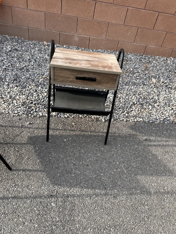 Nathan James Hugo 木质床头柜,乡村风口音端或边桌带画... — 第 1/1 张图片