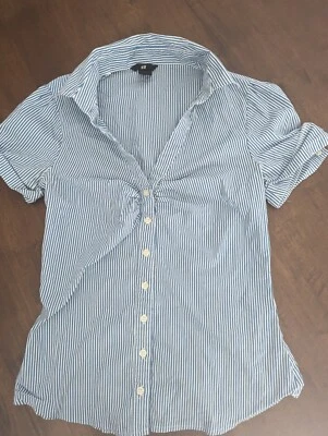 Camisa para mujer H&M azul a rayas con botones talla 8 Foto 1 de 4