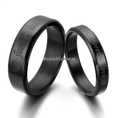 Anillo de compromiso de promesa grabado en corazón "Forever Love" de acero inoxidable negro Foto 1 de 4