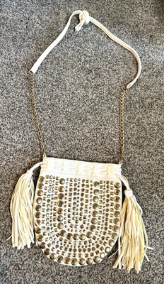 Bolso Bandolera Rue21 Imitación Cuero Crema Dorado Tachonado Flecos Cartera Bolso de Mano Foto 1 de 4