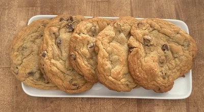 Galletas caseras con chispas de chocolate una docena de galletas gigantes recién horneadas Foto 1 de 2