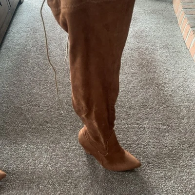 Botas para mujer Boohoo marrón imitación gamuza sobre la rodilla talla 5 solo usadas una vez  Foto 1 de 2