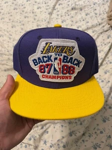 Mitchell And Ness Los Angeles Laker SnapBack Osfm 87 And 88 Champions  - Bild 1 von 8