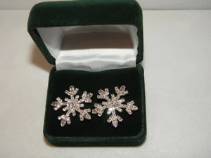 SNOWFLAKE EARRINGS AUSTRIAN CRYSTAL WEAR ALL WINTER WEDDING OR CHRISTMAS GIFT - Picture 1 of 6