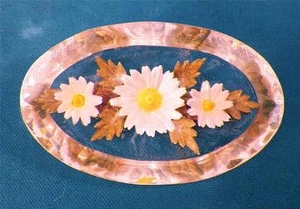Spilla lucite intagliata fiori margherita ovale retrò vintage bella - Foto 1 di 3