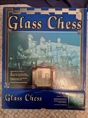 Juego de tablero de ajedrez de vidrio transparente piezas de juego transparentes y esmeriladas Foto 1 de 4