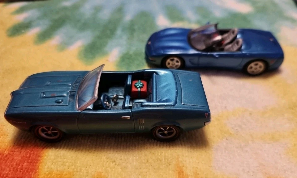 Lote de 2 lembranças Hallmark! 1998 Corvette e 2005 Pontiac Firebird.  - Imagem 1 de 4