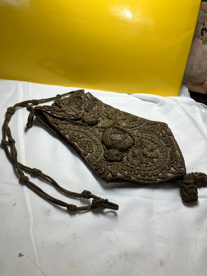 Antiguo aplique dorado bordado verde oscuro pesado en verde oscuro en cartera verde oscuro Foto 1 de 4