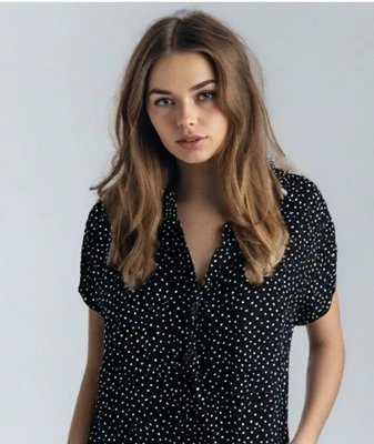 Vestido Camisa Urban Outfitters Bolinhas Preto Tamanho Pequeno Gola Manga Curta Excelente Estado Usado - Imagem 1 de 4