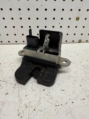 Actuador de liberación de bloqueo de escotilla trasero Volkswagen Golf 2011-2014 OEM Foto 1 de 4