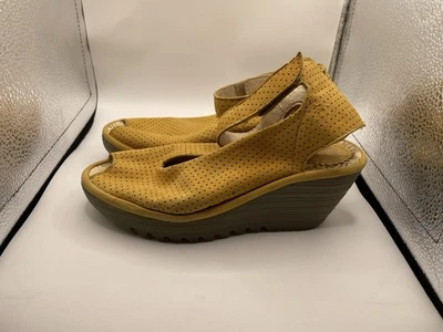Sandalias de cuña Fly London YALA perforadas de cuero gamuza amarilla talla EU36/US6 Foto 1 de 4