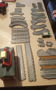 Thomas the Train 31 pieces Sodor Covered Bridge and rails - Photo 1 sur 11