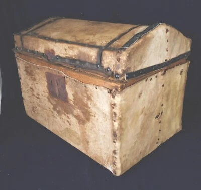 ANTIGUO BAÚL DE VIAJE PRIMITIVO CUBIERTO DE PIEL CÚPULA SUPERIOR Foto 1 de 4