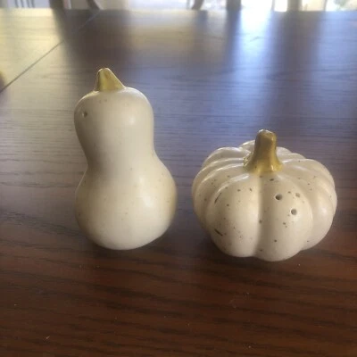 Crema Cerámica Con Tallo Dorado, Manchado, Calabaza y Calabaza Sal y Pimienta Shakers Foto 1 de 4